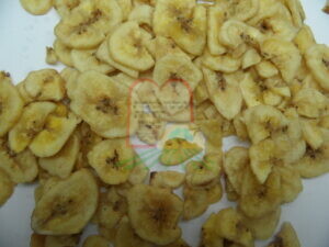 בננה צ'יפס שאוחסנה בתנאים לקויים, ניתן להבחין בחיפושית בוגר וזחל