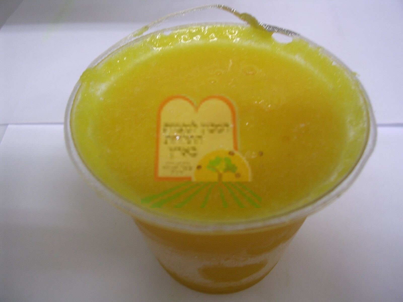 כנימות מגן צפות על מיץ לימון קפוא