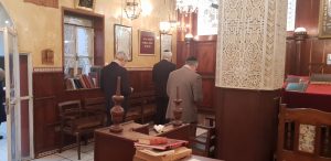 בתפילת מנחה בבית הכנסת העתיק של רבי שלום אזאווי ברבט שבעוד שבועיים היארצייט שלו - כט כסלו תקע''ב