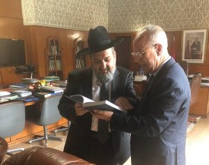 הרב שניאור ז. רווח מגיש את ספר המשפטים פסקי ביהד מראכש שהוא הו''ל בשבועות האחרונים
