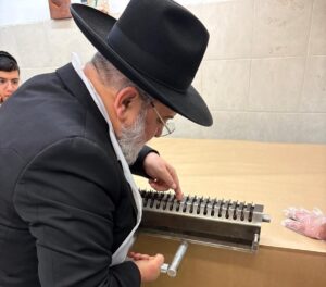 ראש המכון במאפית מצות