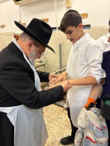 ראש המכון במאפית מצות